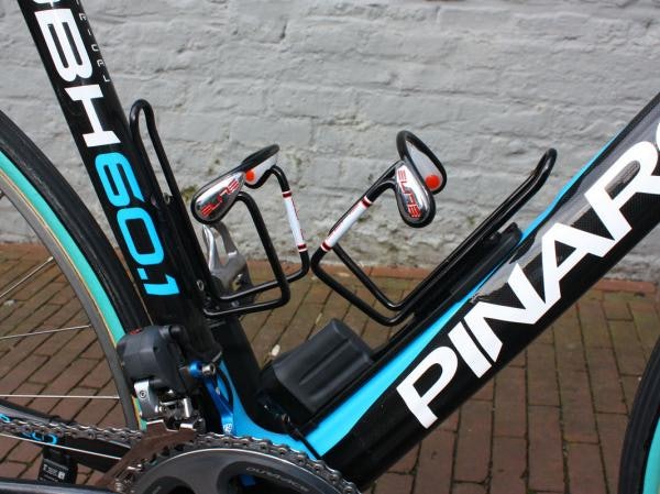 SIKKERT GJENNOM ARENBERG: Når Custom Race kanskje ikke strekker til tyr man til Elite Ciussi Gel. Holder fast uansett, men er med sine 80 g ikke av de letteste. Sort- eller klarlakkert aluminium. Ca. 80,- (FOTO: Bikeradar) SIKKERT GJENNOM ARENBERG: Når Custom Race kanskje ikke strekker til tyr man til Elite Ciussi Gel. Holder fast uansett, men er med sine 80 g ikke av de letteste. Sort- eller klarlakkert aluminium. Ca. 80,- (FOTO: Bikeradar)
