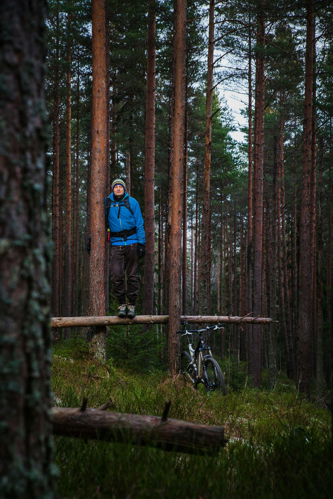 VI MÅ VISE HENSYN: ... mener Erlend Loe, som selv er ivrig bruker av marka. Foto: Geir Anders Rybakken Ørslien erling_loe_2terrengsykkel- copy