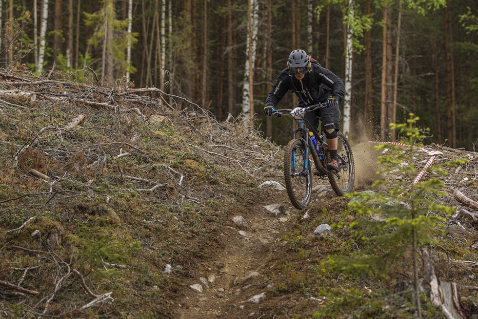 SS4: Klassikeretappen hadde i år fått en liten overraskelse i form av både bort- og oppovertråkking. Markus Sannebro har gjort unna det og koser seg med nedoverbiten. _KHK1992