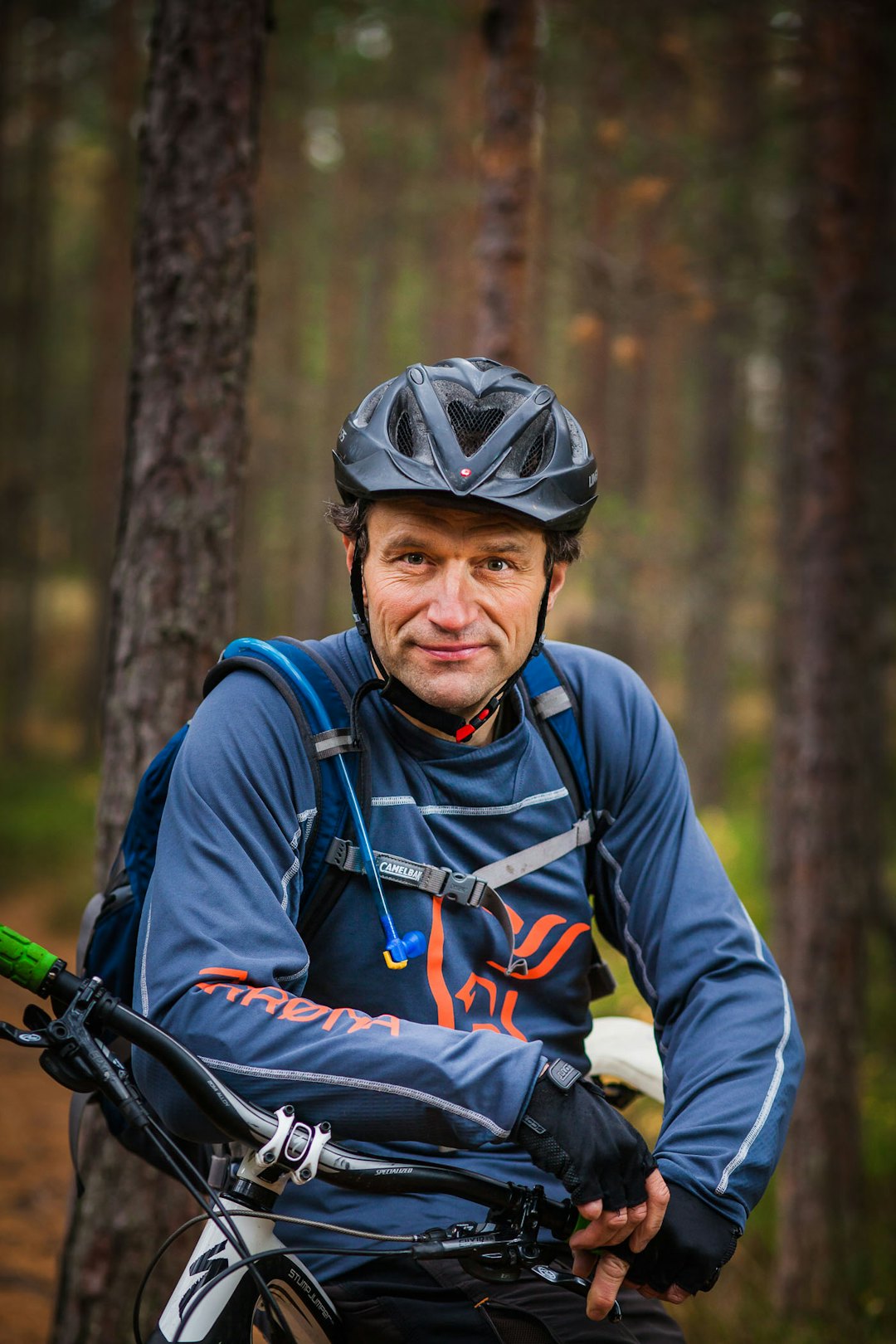 FOLKESKIKK ER LØSNINGEN: Arild Hermstad mest kjent som leder i Framtiden i våre hender, er selv ivrig stisyklist. Foto: Geir Anders Rybakken Ørslien. arlid_hermstad_terrengsykk copy