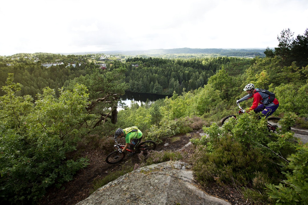 OVER ARENDAL: Stien Tungvekteren i Arendal er bygget av syklister - uten restriksjoner på ferdsel. Foto: Kristoffer H. Kippernes _IPP4198
