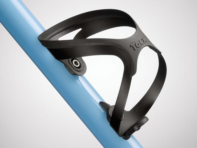 TACX ONLY: Tao. Passer Tacx-flasker. De som er slankere skrangler, og de fetere (eller tacx-flasker med litt vakum i for den del) er det et styr å få nedi. Tappen i bunnen som holder flasken på plass i hylsen knekker lett, men flasken holdes allikevel på plass. Sort- eller gråeloksert aluminium og plast. 40 g, ca. 80,-. Finnes også i karbon for de trengende. (Foto: TACX) TACX ONLY: Tao. Passer Tacx-flasker. De som er slankere skrangler, og de fetere (eller tacx-flasker med litt vakum i for den del) er det et styr å få nedi. Tappen i bunnen som holder flasken på plass i hylsen knekker lett, men flasken holdes allikevel på plass. Sort- eller gråeloksert aluminium og plast. 40 g, ca. 80,-. Finnes også i karbon for de trengende. (Foto: TACX)