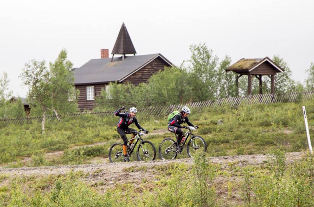 Team Rye XP-Merida med Linda Treseng og Jørn Kandola hadde en god ledelse i mixklassen på sjekkpunkt Karasjok. Foto: Claus Jørstad Treseng Kandola OF700 2015 - Foto Claus Jørstad 1400x924