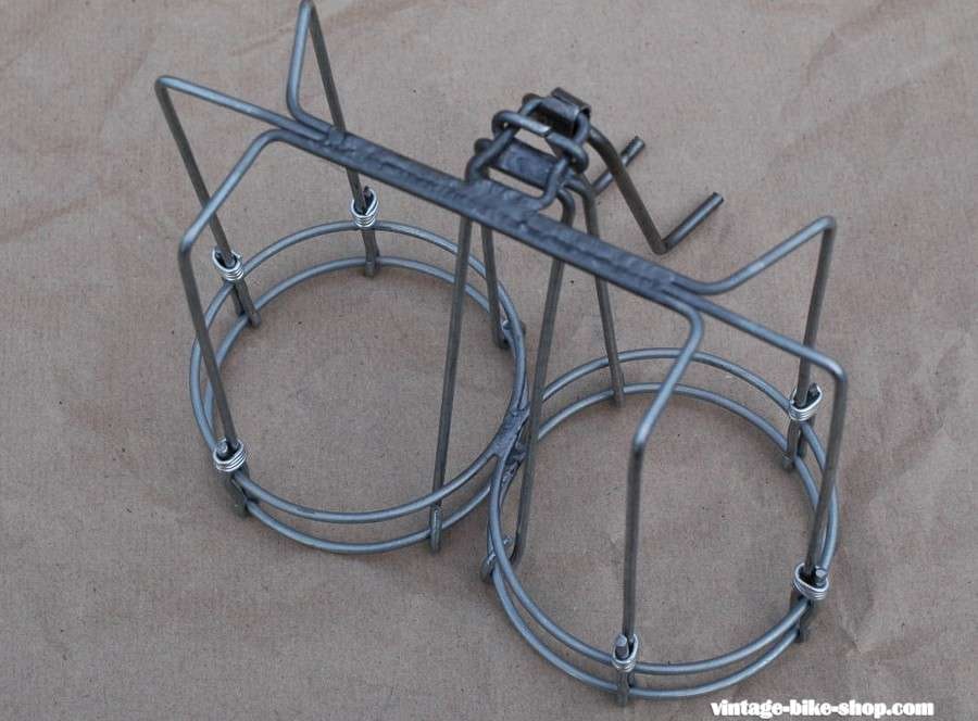 SOM COPPI TIL SLUTT: Dette er en replica av et dobbeltstativ for montering foran styret, typisk proffutstyr fram til ca. 1950. På bildet er det opp ned. Ukjent pris og neppe særlig lett. (Foto: vintage-bike-shop-com) SOM COPPI TIL SLUTT: Dette er en replica av et dobbeltstativ for montering foran styret, typisk proffutstyr fram til ca. 1950. På bildet er det opp ned. Ukjent pris og neppe særlig lett. (Foto: vintage-bike-shop-com)