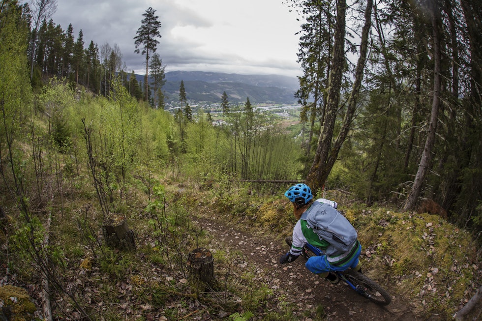 NYE FARGER? Aslak Mørstad dropper inn på SS4 ned mot Nesbyen. Er det nye Fjørå-farger vi ser på ryggen hans? _IPP7558