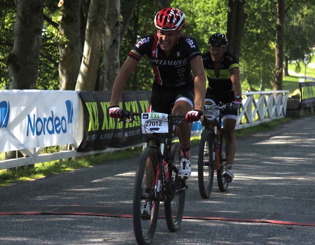 Svenske Matthias Wengelin vant Grenserittet i 2013, foran landsmannen Johan Landström. Wengelin vant også i fjor, og vinner han i år blir han førstemann til å ta en ekte hattrick i Grenserittet med tre strake seiere. Foto: Ingeborg Scheve Wengelin Landström Grenserittet 2013 Scheve 1400x