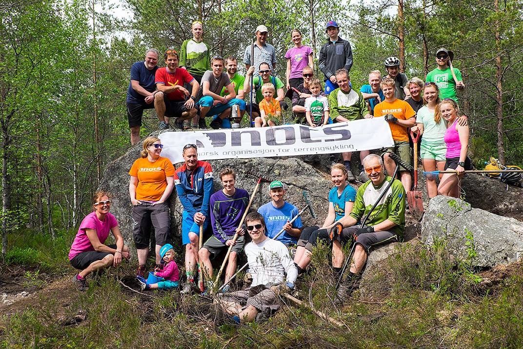 DUGNAD: Flere av medlemmene i NOTS på dugnad i Østmarka, 2015. Foto: NOTS. 11053234_833554186714662_3675074605536428222_o-1