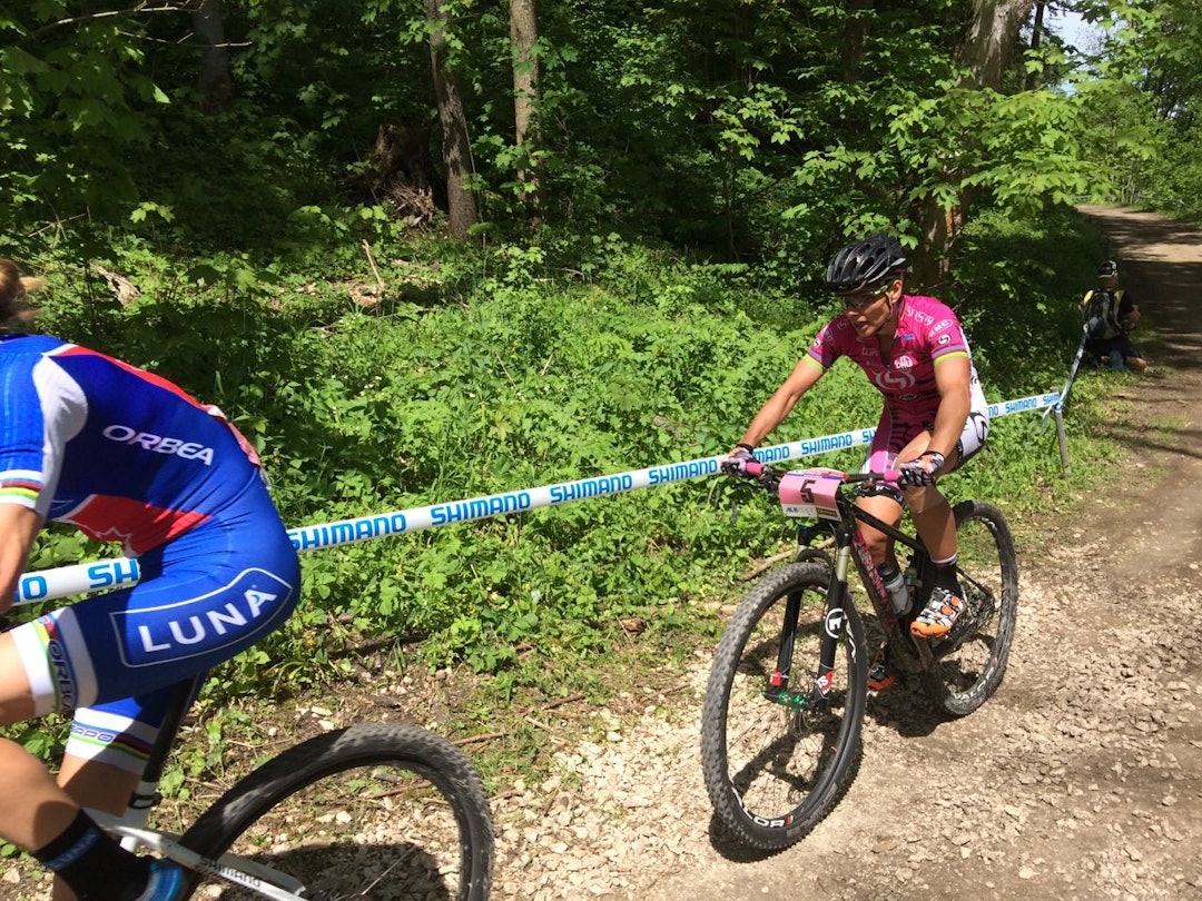 VETERAN-KAMP: Catherine Pendrel og Sabine Spitz kjempet en hard kamp om pallen. Spitz måtte til slutt ta til takke med fjerdeplass. VETERAN-KAMP: Catherine Pendrel og Sabine Spitz kjempet en hard kamp om pallen. Spitz måtte til slutt ta til takke med fjerdeplass.