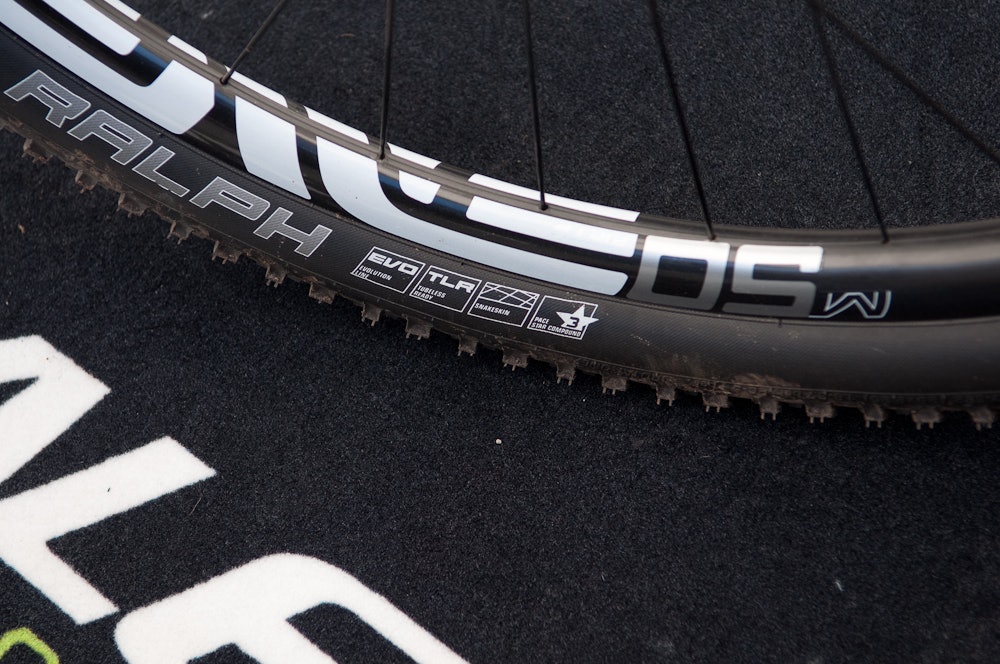 DEKKET: Dekkvalget er også gjort for rittet i dag. Schwalbe Racing Ralph 2,25 Pace Star, satt opp slangeløst på ENVE karbonhjul. DEKKET: Dekkvalget er også gjort for rittet i dag. Schwalbe Racing Ralph 2,25 Pace Star, satt opp slangeløst på ENVE karbonhjul.