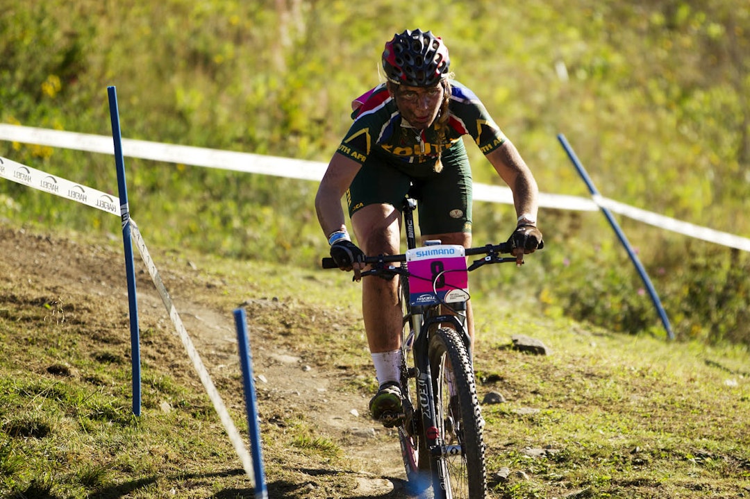 NEDPÅ: Frances Du Toit klarte å finne et gjørmehull i den ellers støvtørre løypa. (Kristoffer H. Kippernes) _KHK5564