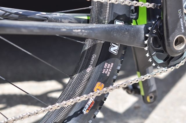 KARBON: Hjulene fra Fulcrum sparer vekt. Maxxis Ikon-dekk brukes til det aller meste. KARBON: Hjulene fra Fulcrum sparer vekt. Maxxis Ikon-dekk brukes til det aller meste.