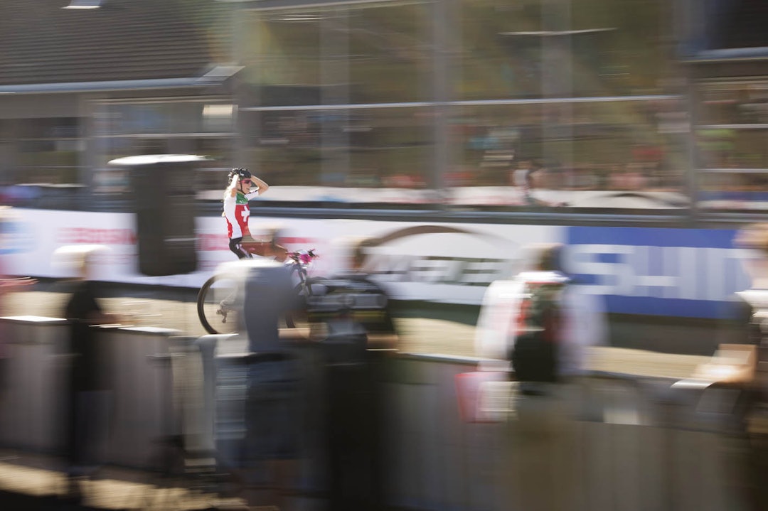 O´LYKKE: Nicole Koller fra Sveits kunne til slutt løfte armene over hodet og kalle seg selv verdensmester på slutten av rittet. (foto: Kristoffer H. Kippernes) _IPP7077