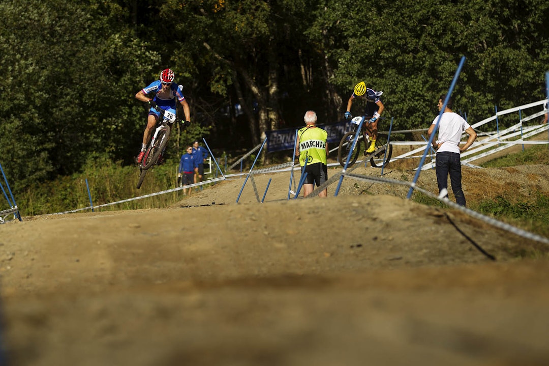PÅ TUR OPP: Jan Rajchart fra Tsjekkia har kontroll på luftfarten. (foto: Kristoffer H. Kippernes) _KHK6026