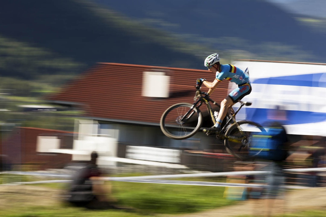 STILEN INNE: Flere av gutta tok seg tid til å dra på litt på de mye omdiskuterte hoppene fra i fjor. (foto: Kristoffer H. Kippernes) _IPP7427