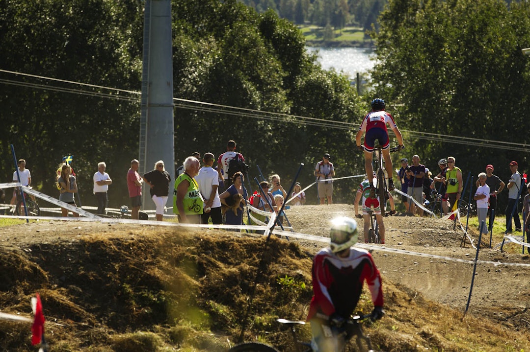 VENTER PÅ FOLKET: På lørdag vil nok tilskuermengden ved hoppene være betydelig større.(foto: Kristoffer H. Kippernes) _KHK5951