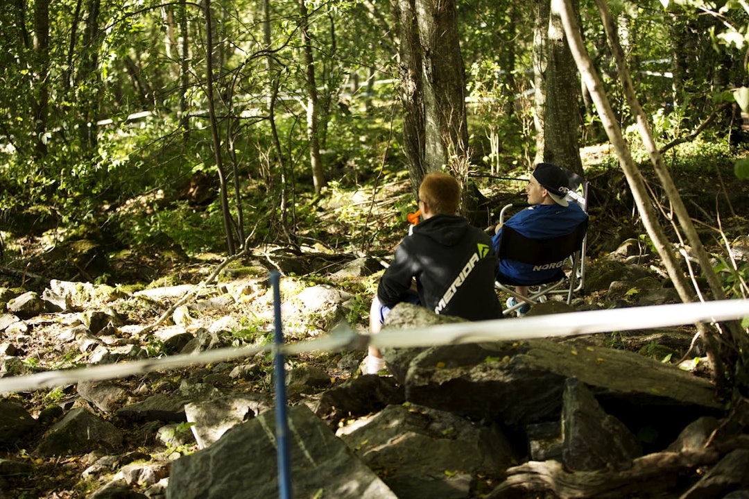 VENTER I SPENNING: I løypa satt et av våre store håp i U23-rittet, Edvard Vea Iversen og betraktet løypa. (foto: Kristoffer H. Kippernes) _IPP7531