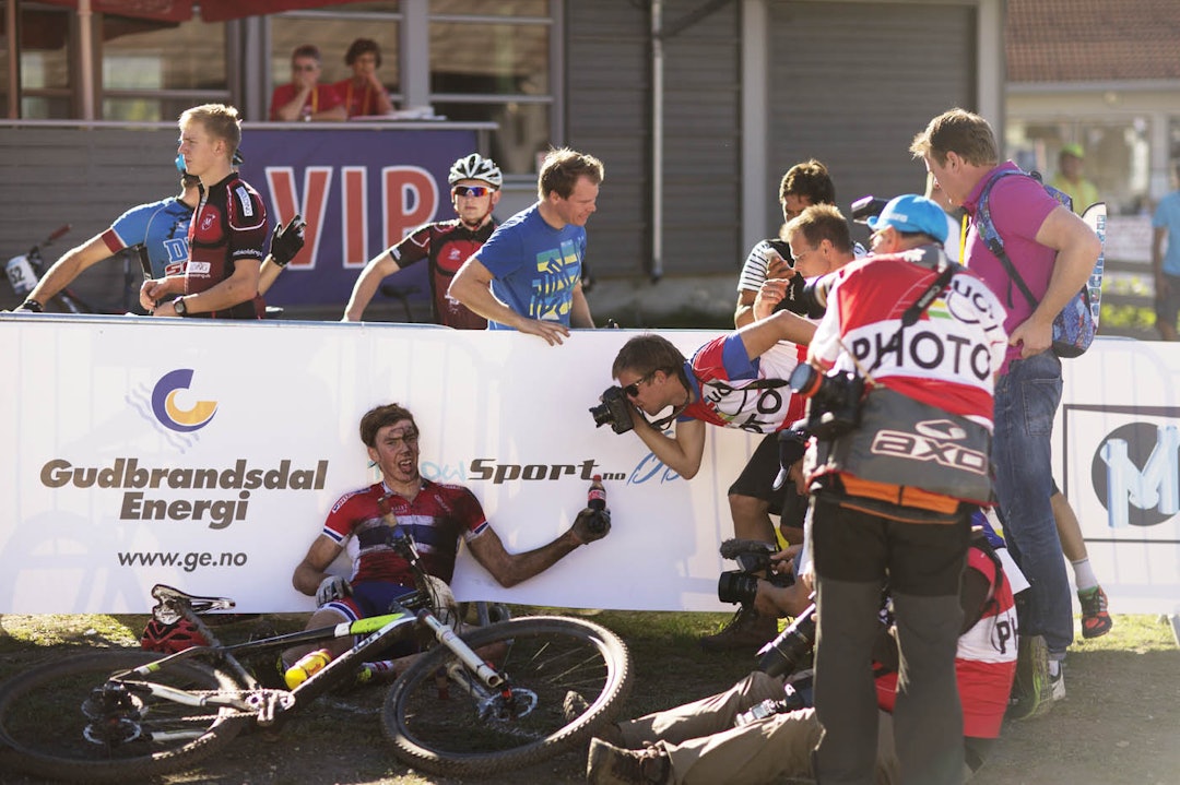 MIDTPUNKTET: Erik Nordsæter Resell kom i mål skitten og utmattet, og fotografene flokket seg som gribber rundt åtet. (foto: Kristoffer H. Kippernes) _IPP7618