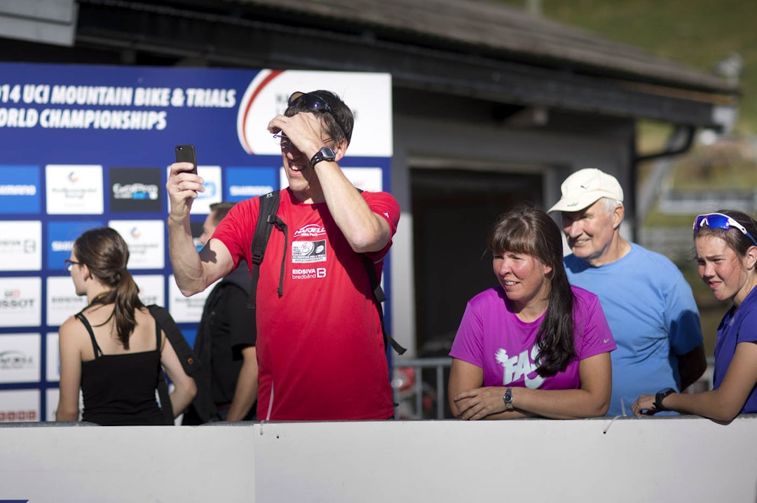 FAR OG MOR: Stolte foreldre overværer Eriks store øyeblikk. (foto: Kristoffer H. Kippernes) _IPP7744