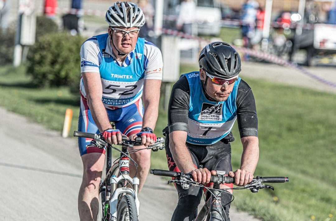 Henrik Oftedal foran Øyvind Kværner på helgas Skagerrak MTB 24timers. Foto: Jørgen Melau Henrik Oftedal in front of Øyvind Kværner - Jørgen Melau 1400x924
