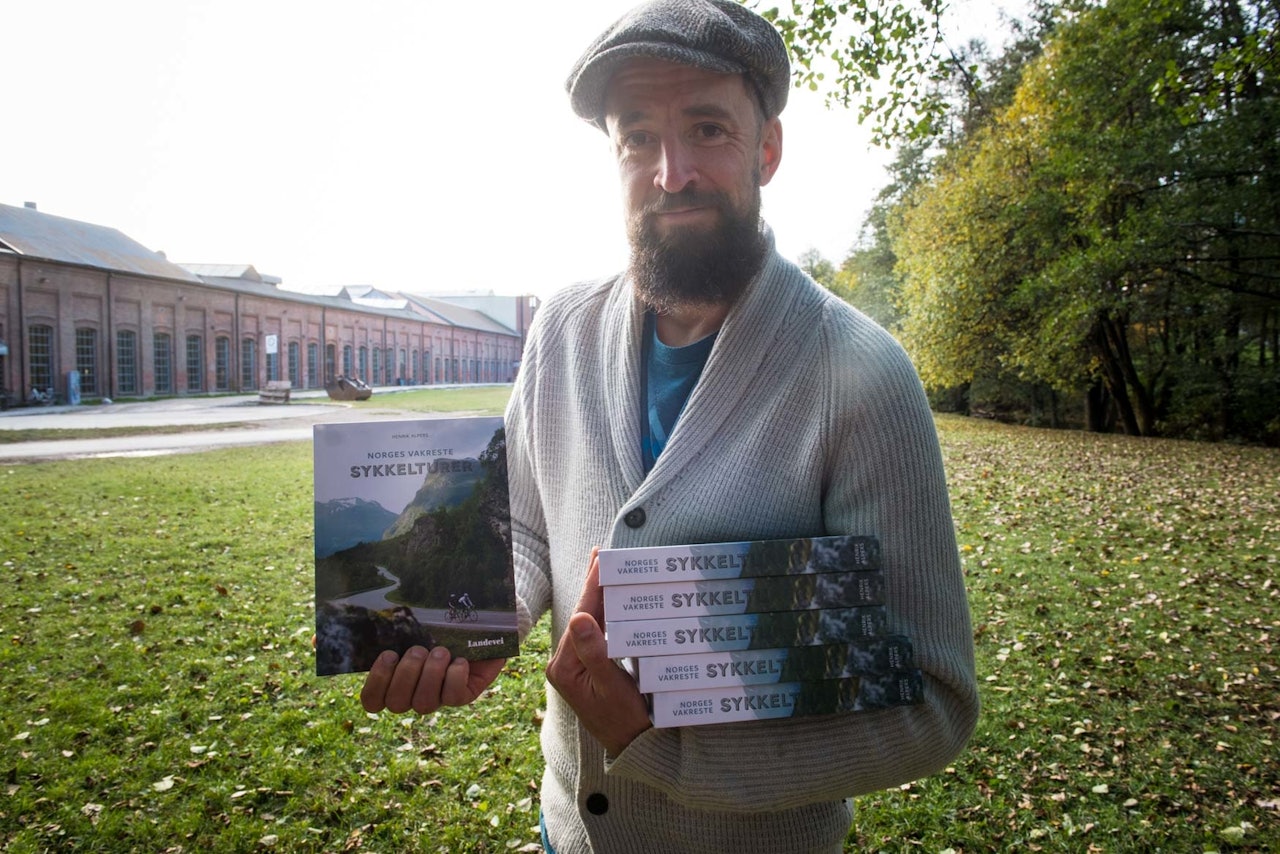 FORFATTER: Henrik Alpers, redaktør for landevei.no, har skrevet boken «Norges vakreste sykkelturer» - en beskrivelse av 30 fine turer i Norge. Foto: Knut Andreas Lone Bok Norges vakreste sykkelturer