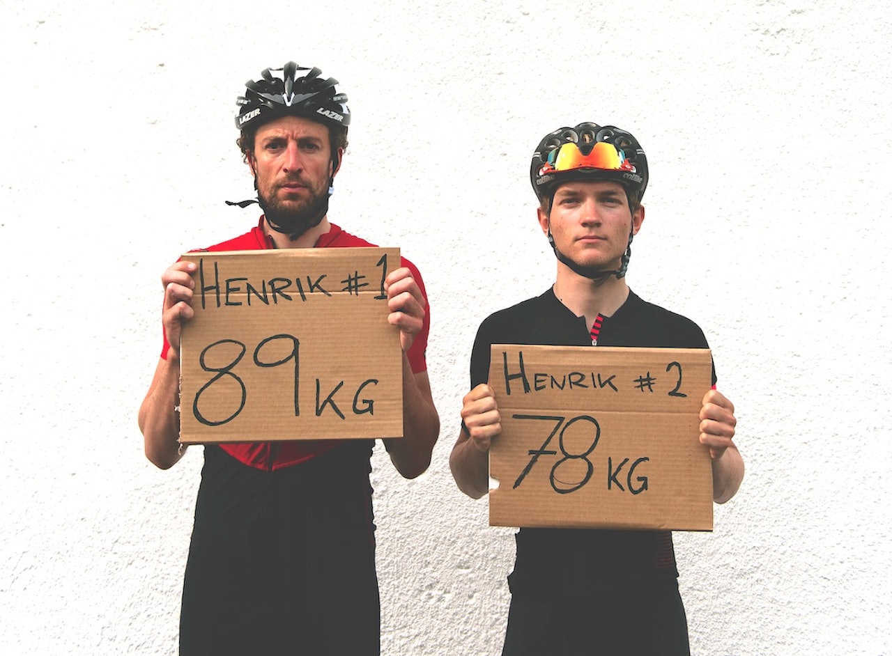 TUNG VS. LETT: Hvor mye watt må StoreHenrik til venstre trå sammenlignet med LilleHenrik? Vekten er inkludert sykkel. Foto: Henrik Alpers.