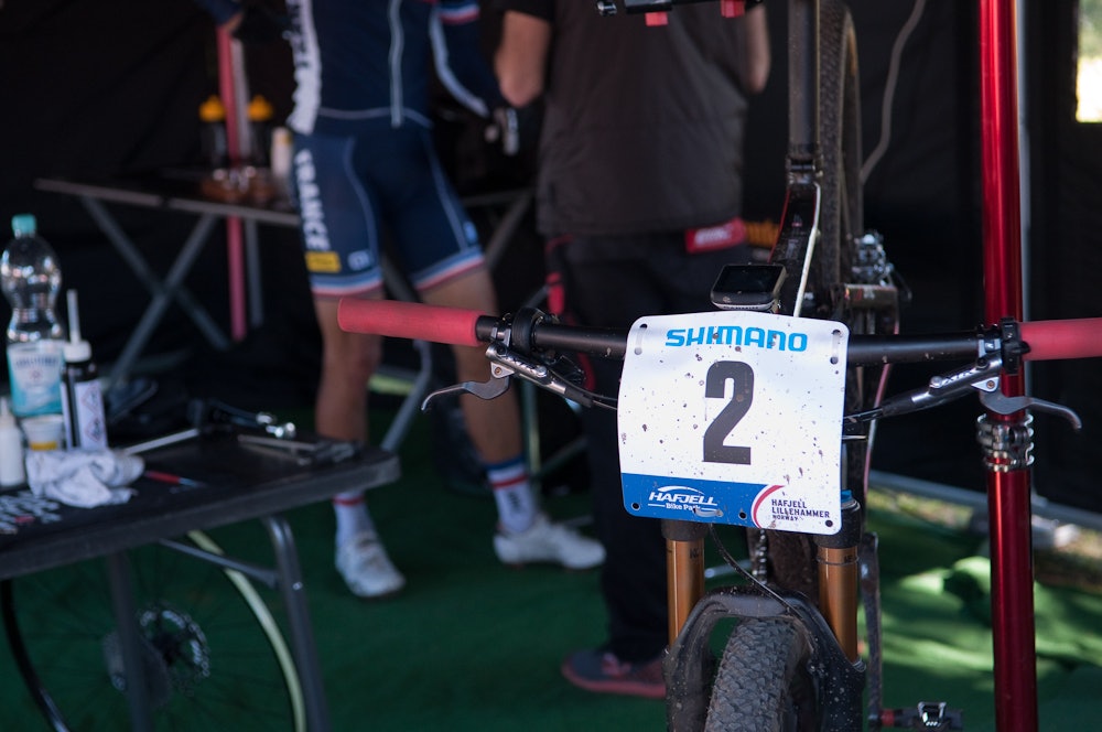 NUMMER TO: Absalon har tapt mange tette oppgjør mot Nino Schurter den siste tiden. Så også i VM i fjor. Nå håper han at en fulldemper kan hjelpe ham til seier i VM. NUMMER TO: Absalon har tapt mange tette oppgjør mot Nino Schurter den siste tiden. Så også i VM i fjor. Nå håper han at en fulldemper kan hjelpe ham til seier i VM.