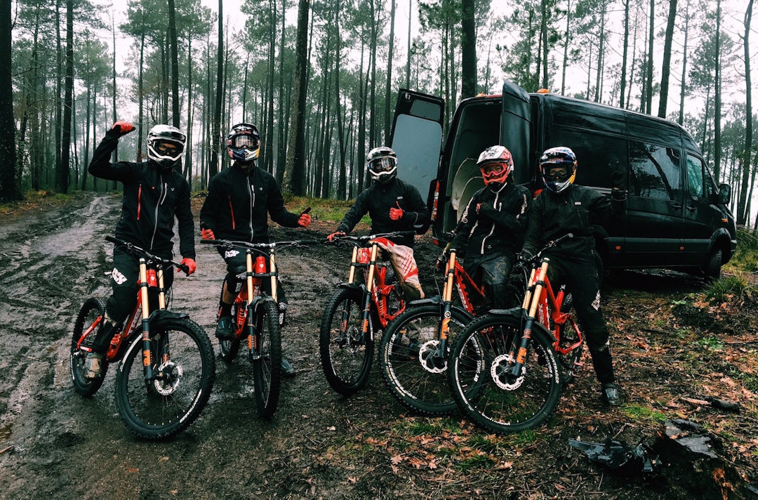 Mille Johnset sammen med de andre i Trek Factory Racing DH i Portugal i vinter. Foto: Håvard Johnset Mille and group - Portugal 2016 - Håvard Johnset 1400x924