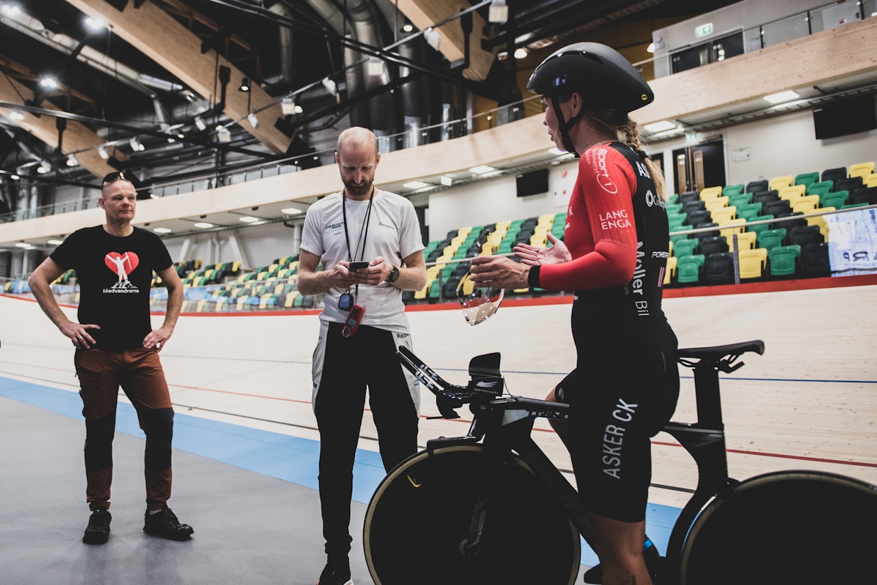 TRENING: Monica Storhaug under trening på velodromen i Sola Arena. Om litt over 14. dager skal det sykles for alvor. Foto: Henrik Alpers. 