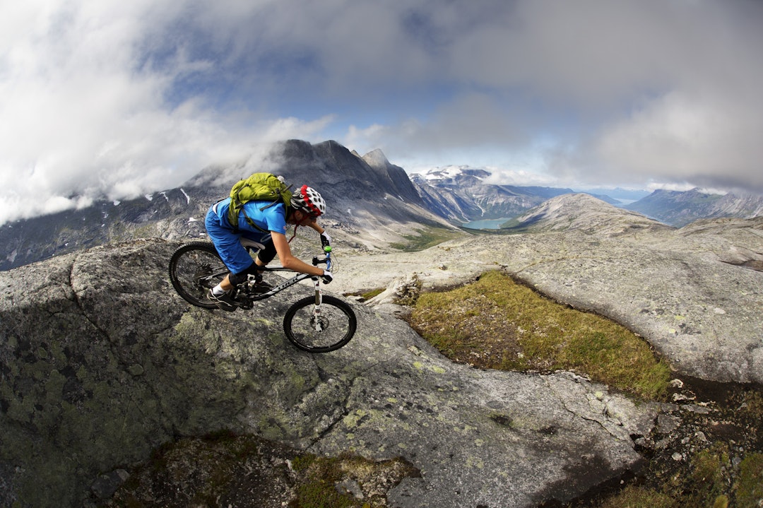 LANGT DER NEDE: Remi Einås slipper seg ned første del av en lang utforkjøring på sva mot Skjomfjorden Svaberg