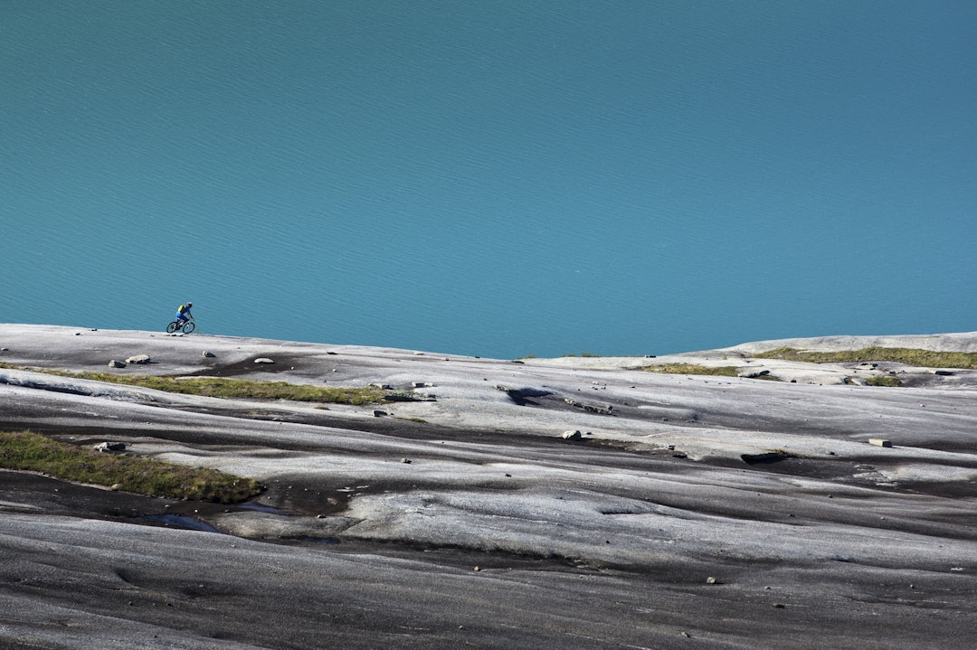 NED MOT HAVET: Remi Einås nyter de siste svingene på granitt ned mot Skjomfjorden. Skjomfjorden