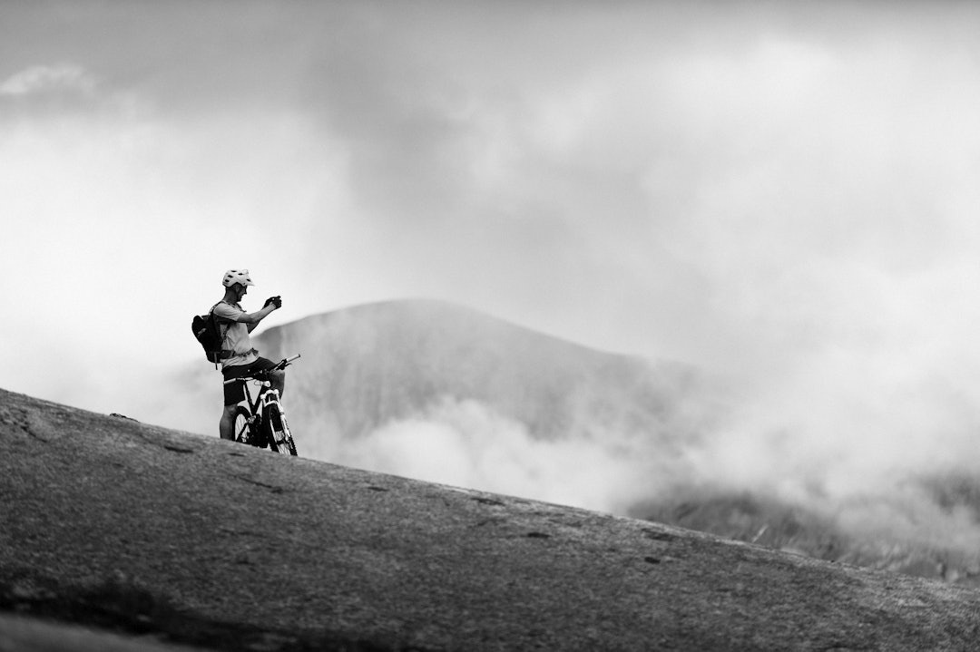 NÅR SKYENE LETTER: Det så lenge litt mørkt ut for turen vår over Reinnesfjellet. Helt til skyene begynte å lette. NÅR SKYENE LETTER: Det så lenge litt mørkt ut for turen vår over Reinnesfjellet. Helt til skyene begynte å lette.