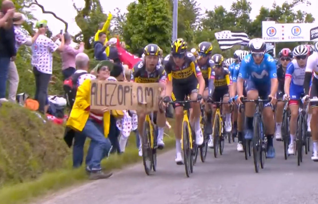 SENDTE HALVE FELTET I BAKKEN: Denne tilskueren sørget for en høydramatisk første etappe av Tour de France. Nå er hun dømt til fengsel. Foto: Skjermdump Discovery+