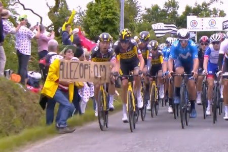 SENDTE HALVE FELTET I BAKKEN: Denne tilskueren sørget for en høydramatisk første etappe av Tour de France. Nå er hun dømt til fengsel. Foto: Skjermdump Discovery+ SENDTE HALVE FELTET I BAKKEN: Denne tilskueren sørget for en høydramatisk første etappe av Tour de France. Nå er hun dømt til fengsel. Foto: Skjermdump Discovery+