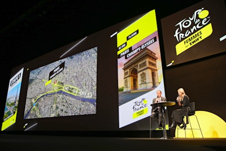 LØYPEN KLAR: Christian Prudhomme og Marion Rousse presenterte Tour de France Femmes 2022. Foto: Cor Vos