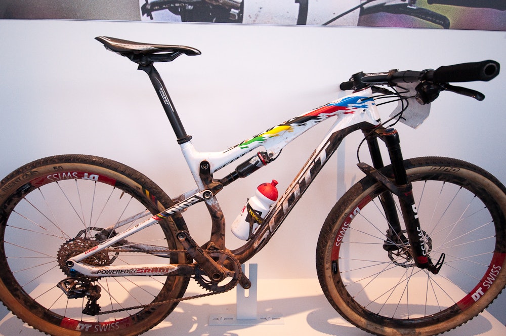 WINDHAM: Slik så sykkelen ut da Schurter vant verdenscuprittet i Windham i USA. Da med regnbuefarger som markerer hans status som regjerende verdensmester. WINDHAM: Slik så sykkelen ut da Schurter vant verdenscuprittet i Windham i USA. Da med regnbuefarger som markerer hans status som regjerende verdensmester.