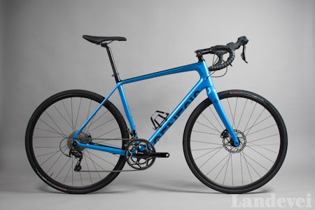 MODIG: Blåfargen på Genesis Datum synes veldig godt, og vi kan ikke annet enn å synes det er skikkelig stilig. Genesis Datum 20 gravel bike