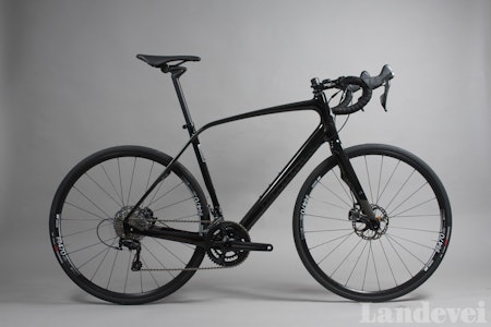 KURVER: Specialized Diverge blir definitivt lagt merke til, med sine voldsomme kurver, zertz og merkelige setepinne. Specialized Diverge gravel