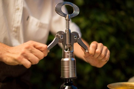VAKKERT SOM GIRET: Den gigantiske, tunge vinåpneren fra Campagnolo er et must i ethvert sykkelhjem. Foto: Campagnolo. vinåpner fra campagnolo