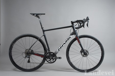 SPESIELL: Cervélo C3 skiller seg ut med sine lavt plasserte og buede setestag. Cervélo C3 gravel bike test