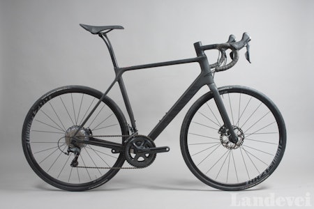 GAMMEL MOTE: Canyon tviholder på den grå-og mattsvarte lakken, men det funker ganske bra. Tross den svarte fargen kan den være litt vanskelig å rengjøre.  GAMMEL MOTE: Canyon tviholder på den grå-og mattsvarte lakken, men det funker ganske bra. Tross den svarte fargen kan den være litt vanskelig å rengjøre.