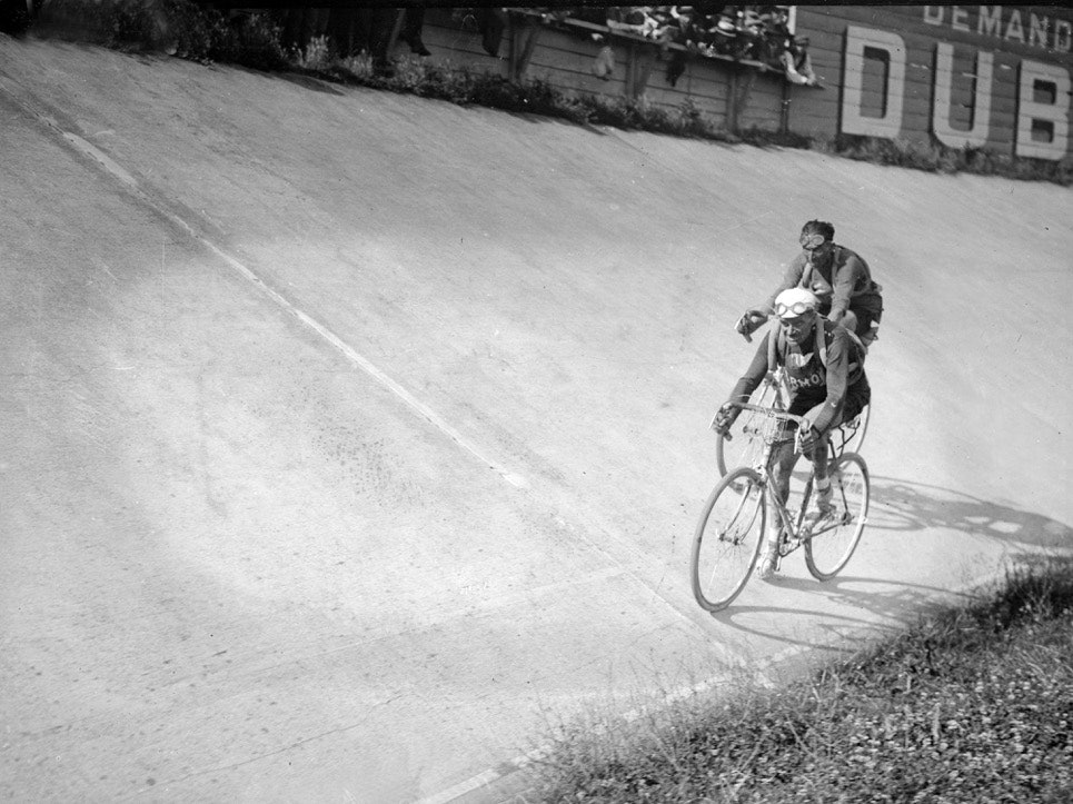 666 METER RUNDT: Hvilken ironi. Alancourt og Bottecchias nese kommer først inn på Parc des Princes-velodromen i Paris på siste etappe. Bottecchia vinner den også. Parc des Princes var Tourens avslutningsarena til og med 1967. Foto: Presse Sports 666 METER RUNDT: Hvilken ironi. Alancourt og Bottecchias nese kommer først inn på Parc des Princes-velodromen i Paris på siste etappe. Bottecchia vinner den også. Parc des Princes var Tourens avslutningsarena til og med 1967. Foto: Presse Sports
