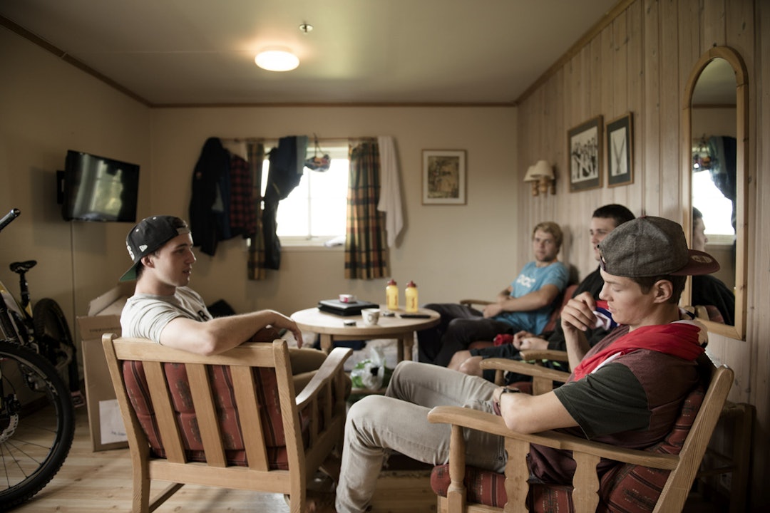FORBEREDENDE FORBEREDELSER: Gutta henger i leiligheten før de skal ut for å gå løypa. I vinduskarmen ligger VM-trøya til Greg Minnar fra i fjor som motivasjon. (foto: Martin I. Dalen) _MID0252