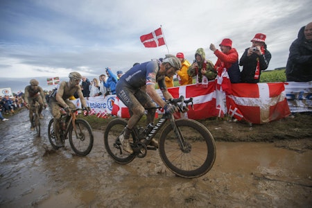 GJØRMEFEST: Mathieu van der Poel på vei over Carrefour de l'Arbre, med Sonny Colbrelli og Florian Vermeersch på hjul. Alle foto: Cor Vos