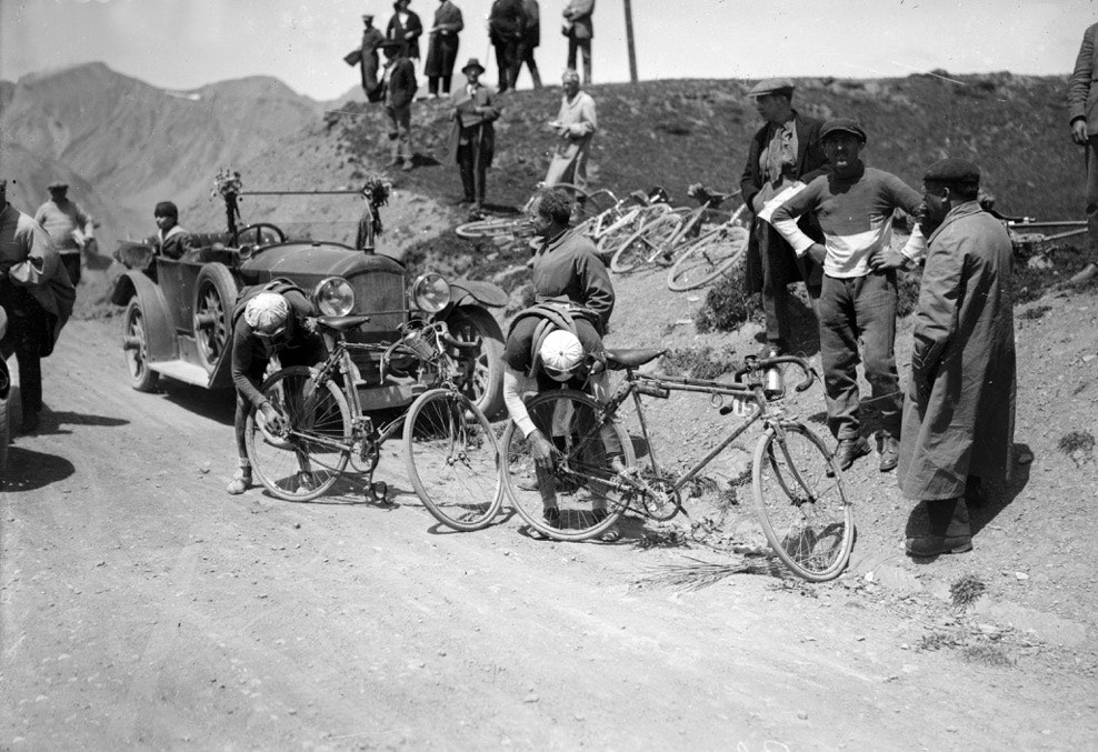 VOULEZ-VOUS Di2? Philippe Thys og Théophile Beeckman bytter utveksling et sted mellom Nice og Briancon. Man hadde to tannhjul på hver side av bakhjulet, men bakgir drev man ikke med i Tour de France. Slikt var for pingler, mente Henri Desgrange, og da ble det slik helt til 1937. Foto: Presse Sports VOULEZ-VOUS Di2? Philippe Thys og Théophile Beeckman bytter utveksling et sted mellom Nice og Briancon. Man hadde to tannhjul på hver side av bakhjulet, men bakgir drev man ikke med i Tour de France. Slikt var for pingler, mente Henri Desgrange, og da ble det slik helt til 1937. Foto: Presse Sports