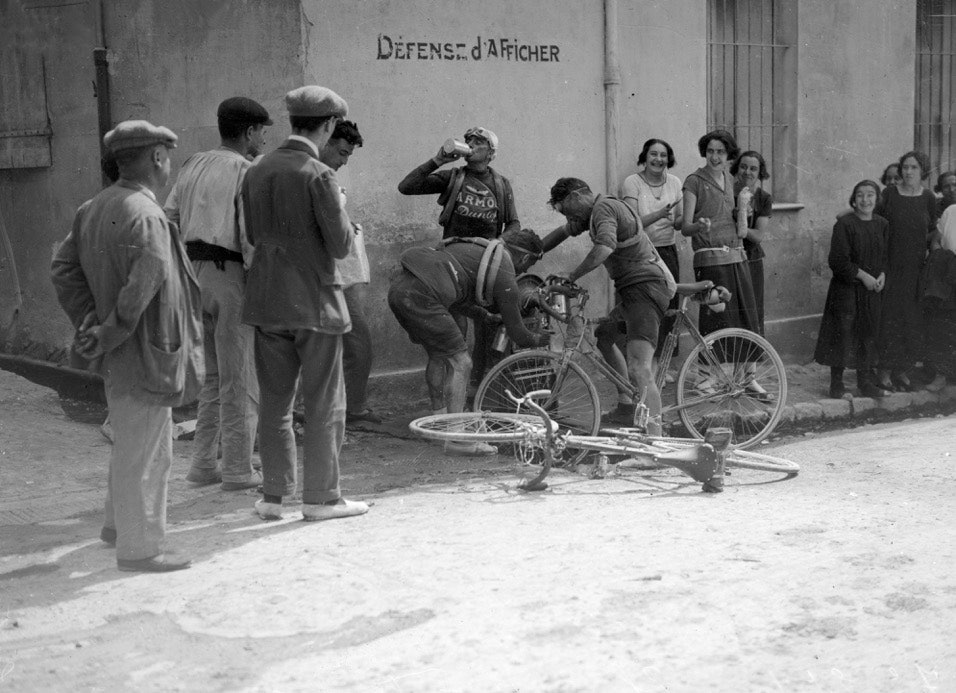 PUMP DITT EGET VANN: Jean Alancourt tar en god slurk, vinner av etappe 9 Philippe Thys fyller flasken, og Bottecchia venter på tur med hendene godt unna pumpen slik at kommisærene ikke kan anklage noen for regelbrudd. Foto: Presse Sports PUMP DITT EGET VANN: Jean Alancourt tar en god slurk, vinner av etappe 9 Philippe Thys fyller flasken, og Bottecchia venter på tur med hendene godt unna pumpen slik at kommisærene ikke kan anklage noen for regelbrudd. Foto: Presse Sports