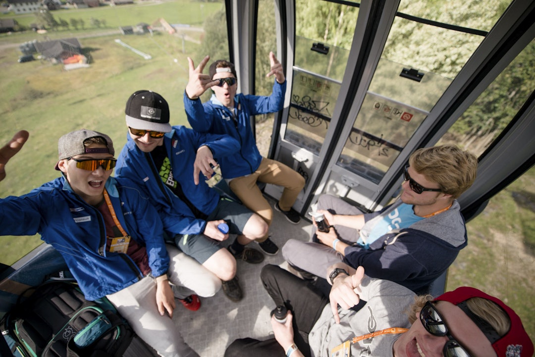 OPPTUR: Stemning i heisen opp for å gå løypa til fots! (foto: Martin I. Dalen) _MID0293