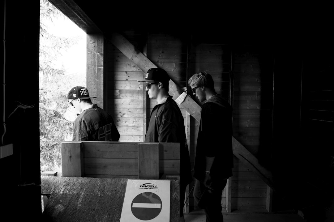 STARTBUA: Gutta studerer utsikten. (foto: Martin I. Dalen) _MID0302