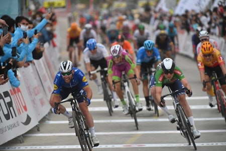 NY PODIEPLASSERING: Mark Cavendish og Jasper Philipsen ble for raske, men Kristoffer Halvorsen endte nok en gang på podiet. Foto: Cor Vos NY PODIEPLASSERING: Mark Cavendish og Jasper Philipsen ble for raske, men Kristoffer Halvorsen endte nok en gang på podiet. Foto: Cor Vos