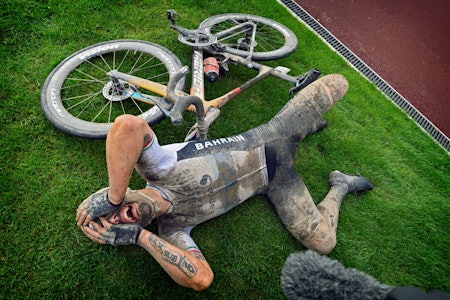 VANT: Sonny Colbrelli tok til tårene etter en lang dag på sykkelen, som ble kronet med seier i Paris-Roubaix. Foto: Cor Vos VANT: Sonny Colbrelli tok til tårene etter en lang dag på sykkelen, som ble kronet med seier i Paris-Roubaix. Foto: Cor Vos