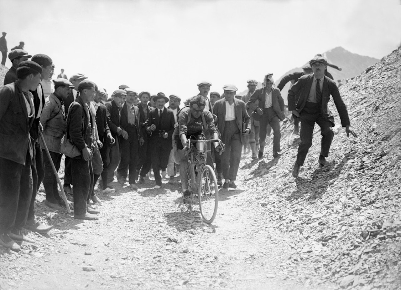 TOURMALET: Det berømte Pyreneerpasset er ikke nyasfaltert når Ottavio Bottecchia passerer toppen i gul trøye. Tourmalet skal bety fæl tur, sånn omtrent. Foto: Presse Sports